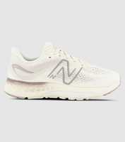 The New Balance Fresh Foam 880 V12 combines running-essential technology with supportive cushioning...