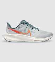 Energise their stride with the Nike Air Zoom Pegasus 39 for kid's. Continuing to fuel every step, the...