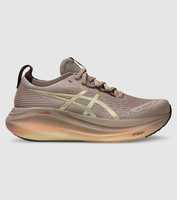 Feel comfort, find calm in the Asics Gel-Nimbus 27. Designed to deliver cloud-like cushioning that goes...