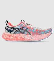 Asics' flagship triathlon shoe, back and better than ever. The Asics Noosa Tri 16 offers energy in...