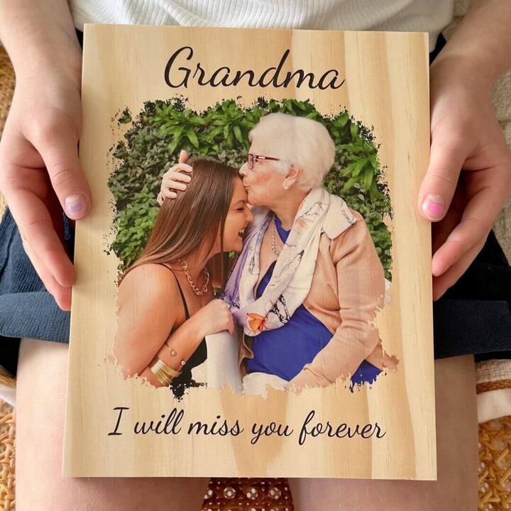 Honour the memory of someone dearly loved with this beautifully crafted 185 x 235mm free-standing pine...