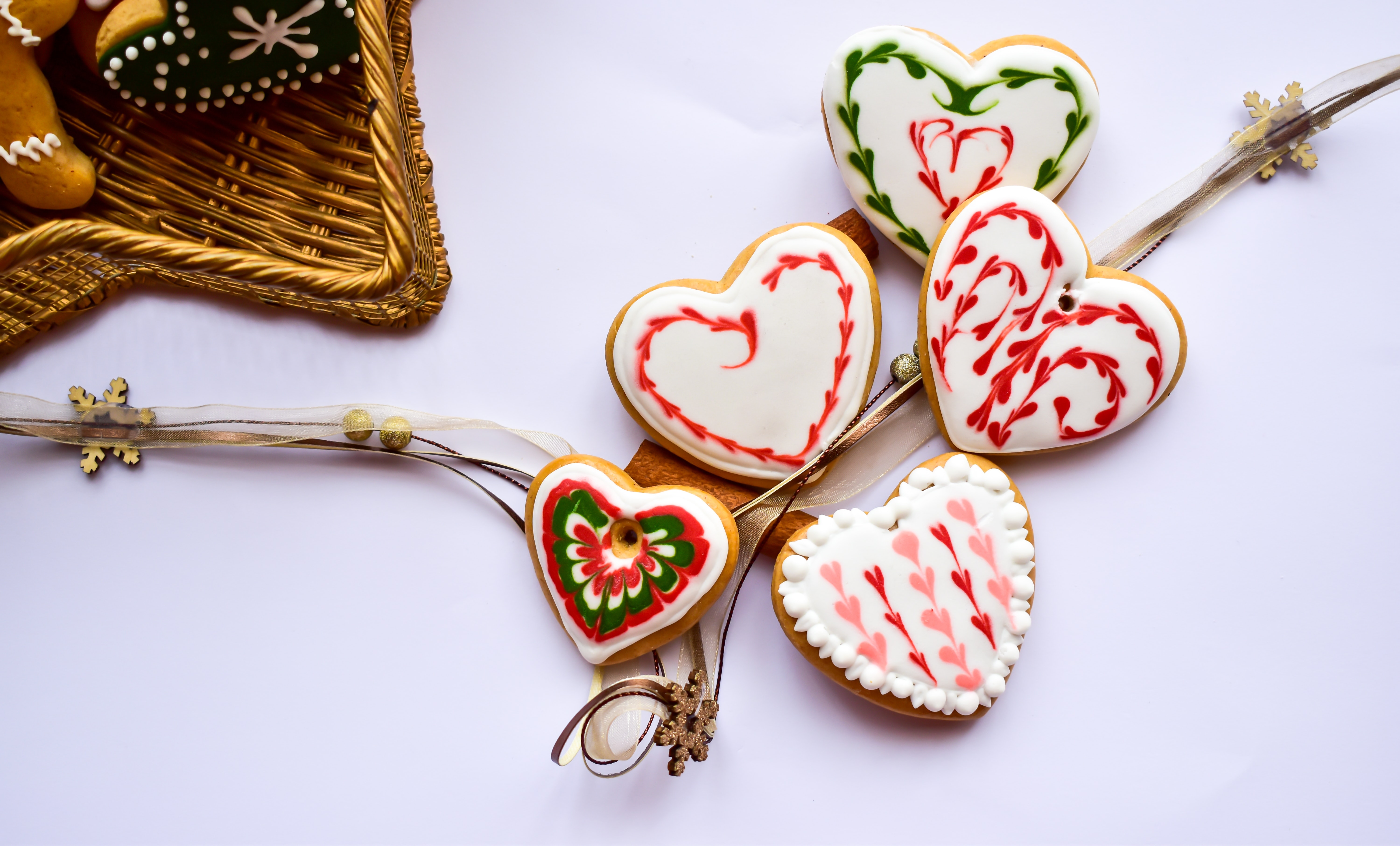 A gift pack filled with Christmas cookies makes a beautiful DIY present!