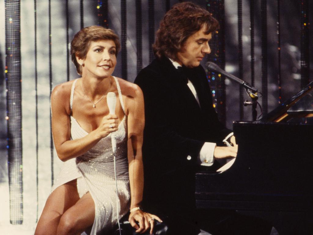 Helen Reddy performs with Dudley Moore at the 52nd Academy Awards in 1980. Picture: Getty Images