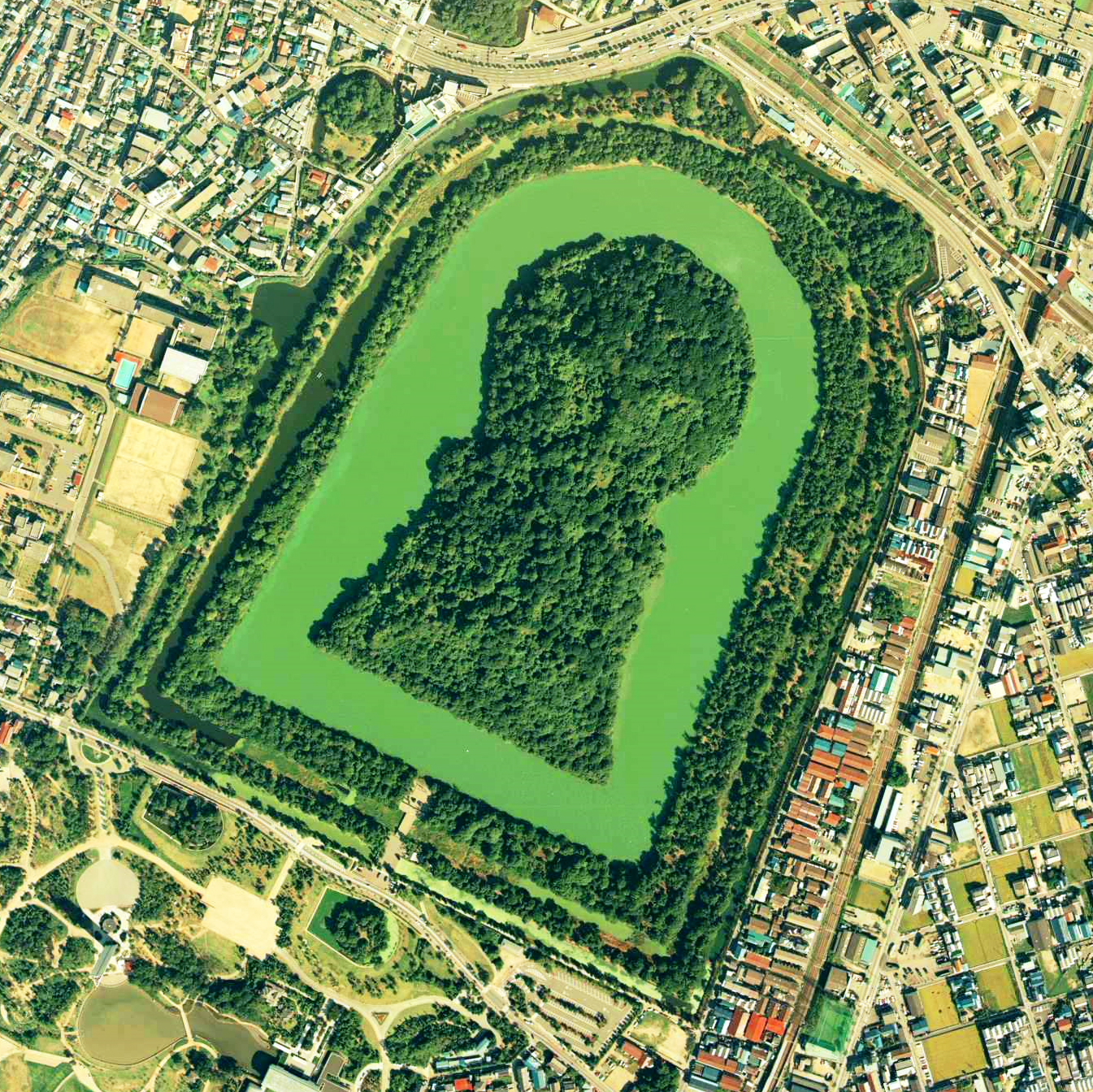 The Mozu Tombs in Japan stand out for their spectacular size and shapes. Photo: By Copyright © National Land Image Information (Color Aerial Photographs), Ministry of Land, Infrastructure, Transport and Tourism.