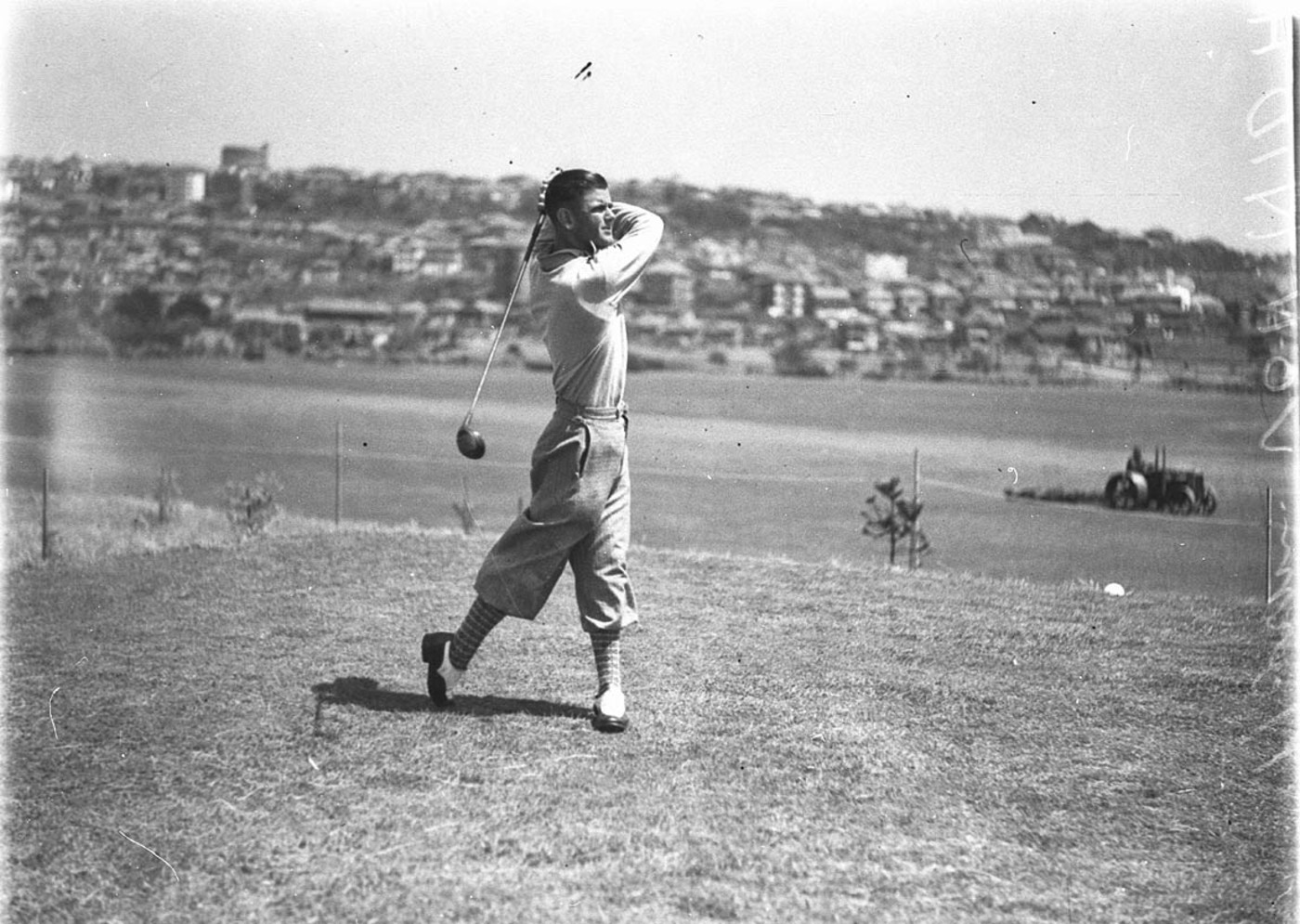 Norman Von Nida taking a shot. Photo: Sam Hood, State Library of New South Wales