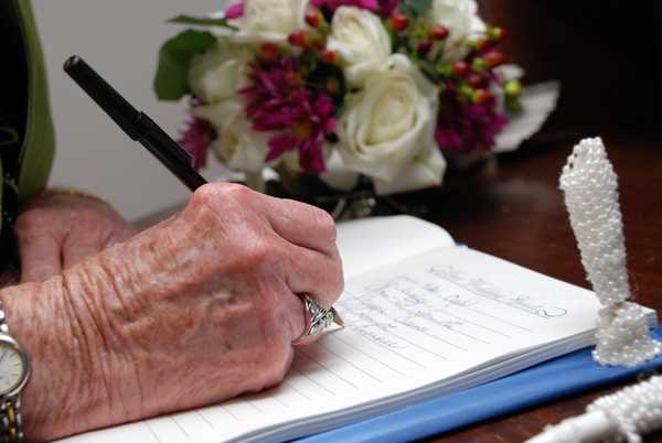 Where to find the perfect funeral guest book